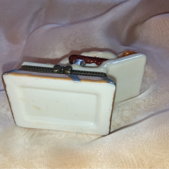 NEW SUNBATHING WOMAN IN BIKINI ON LOUNGE CHAIR HINGED CERAMIC TRINKET BOX NO TAG - Picture 9 of 9